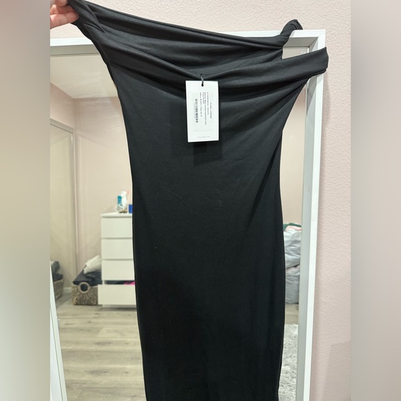 Elegant Black One-Shoulder Dress - Picture 3 of 4